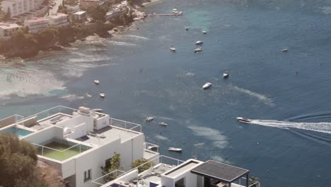 Panorama,-Casas-De-Lujo-En-La-Costa-Europea-Española-Junto-A-La-Playa-Con-Vistas-Al-Mar.