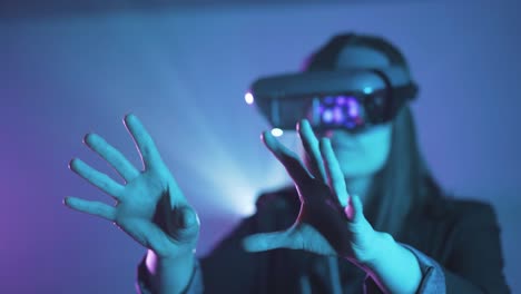 Anonyme-Frau-Mit-VR-Brille-Im-Neonlicht