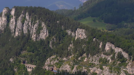 cacerola lenta a través del paisaje ferroviario semmering en el paisaje de montaña con tren