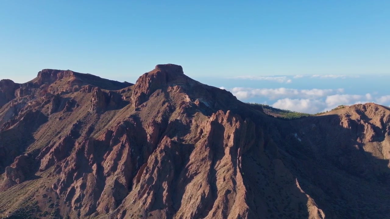 Filmato cinematografico con drone del Parco Nazionale del Teide, con paesaggi vulcanici, campi di lava, scenari montani aspri e viste aeree mozzafiato di Tenerife.