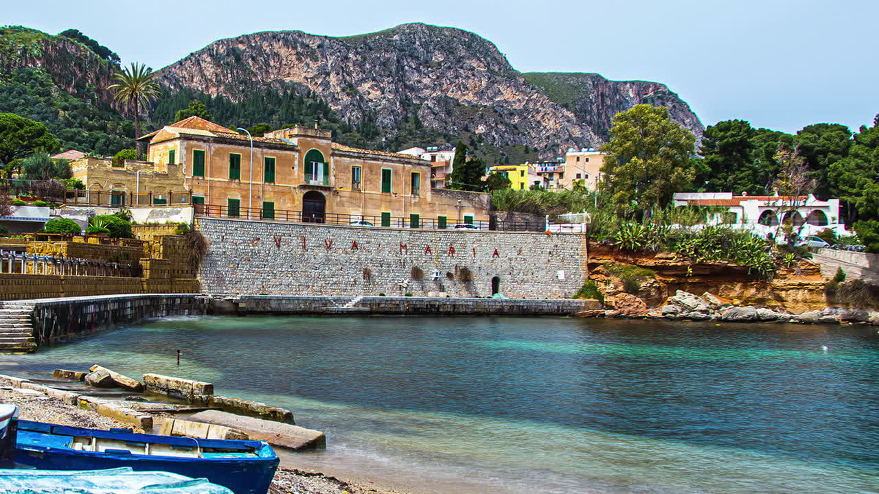 시칠리아 바 ⁇ 가 조용한 만 돌 건물과 해안에 있는 보트 타임  ⁇ 스