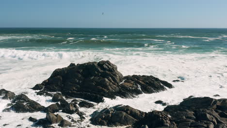 Olas-Oceánicas-Espumosas-Y-Formaciones-Rocosas-En-La-Playa-En-El-Parque-Nacional-De-La-Costa-Oeste,-Sudáfrica---Tiro-Estático