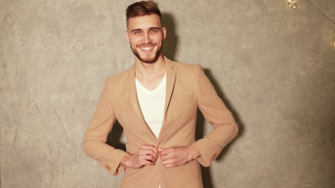 베이지 슈트를 입은 남자