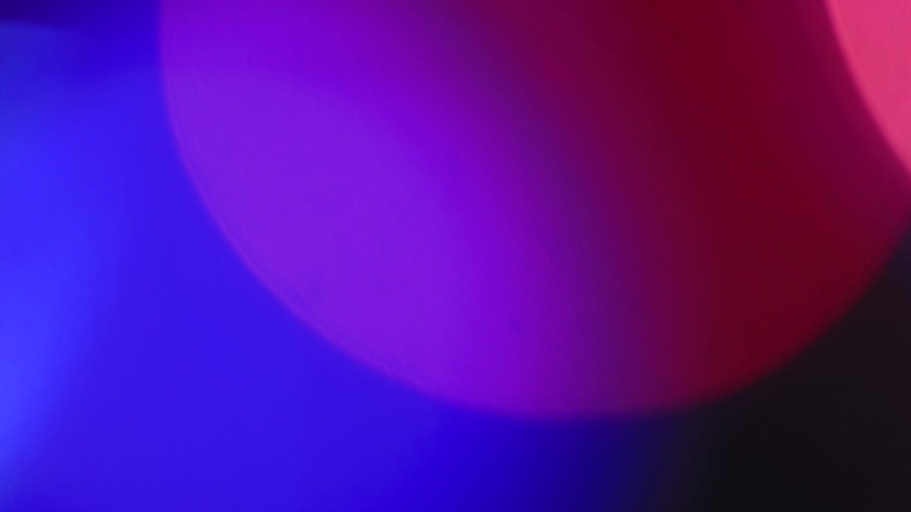 las luces multicolores de navidad brillan maravillosamente fuera de foco.