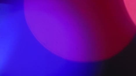 las luces multicolores de navidad brillan maravillosamente fuera de foco.