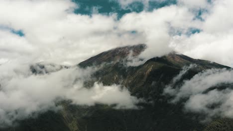 nubes de vapor sobre la cumbre de tungurahua en la cordillera oriental de ecuador