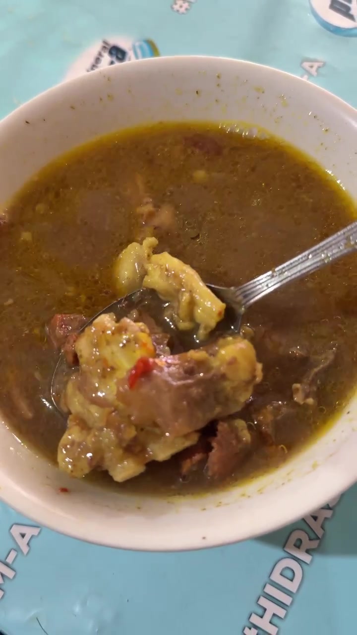 Mescolare una ciotola di zuppa di carne tradizionale