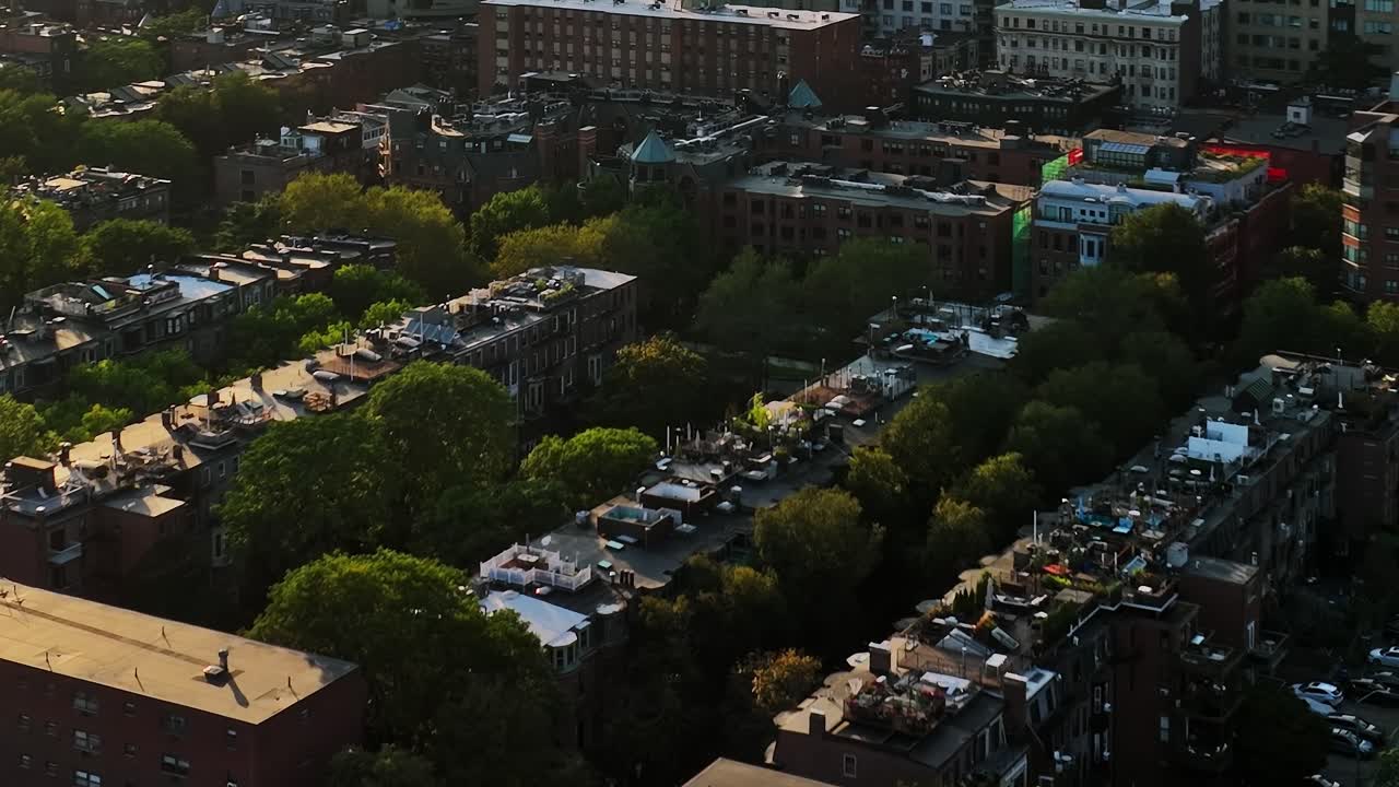Vista dall'alto di un'area urbana con edifici e alberi negli Stati Uniti