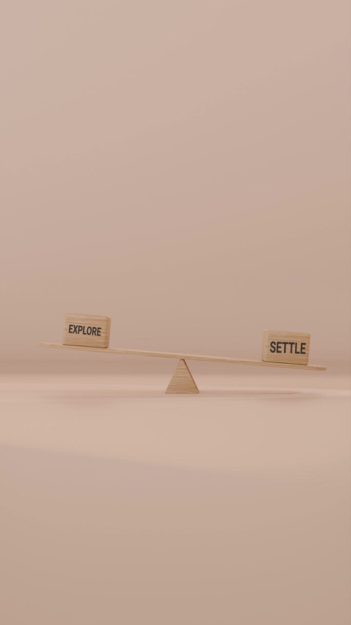 VIDEO VERTICALE DI ESPLORAZIONE E ASSESTAMENTO IN EQUILIBRIO SULL'ALTALENA