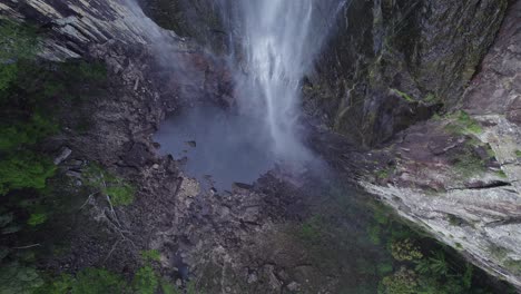 Minyon-Falls---Atemberaubender-Wasserfall,-Der-über-Steile-Klippen-Im-Nightcap-Nationalpark-In-Der-Nördlichen-Flussregion-Von-New-South-Wales-Herabstürzt