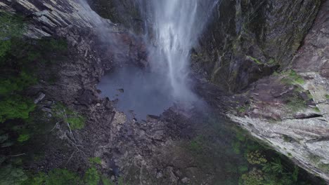 minyon falls - impresionante cascada que cae sobre un acantilado escarpado en el parque nacional nightcap, región de los ríos del norte de nueva gales del sur