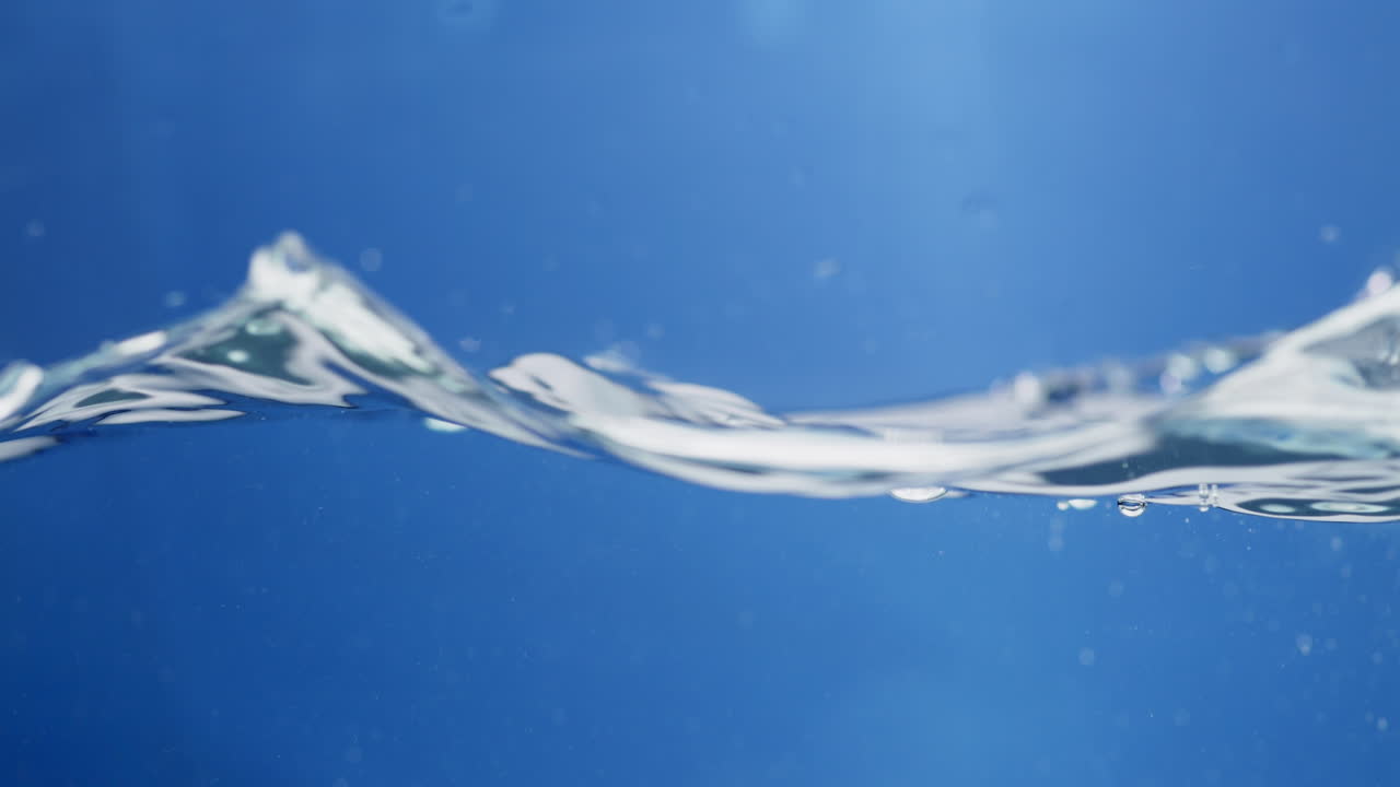신선한 물, 깨한 물방울이 느린 동작으로 캐스케이딩합니다.