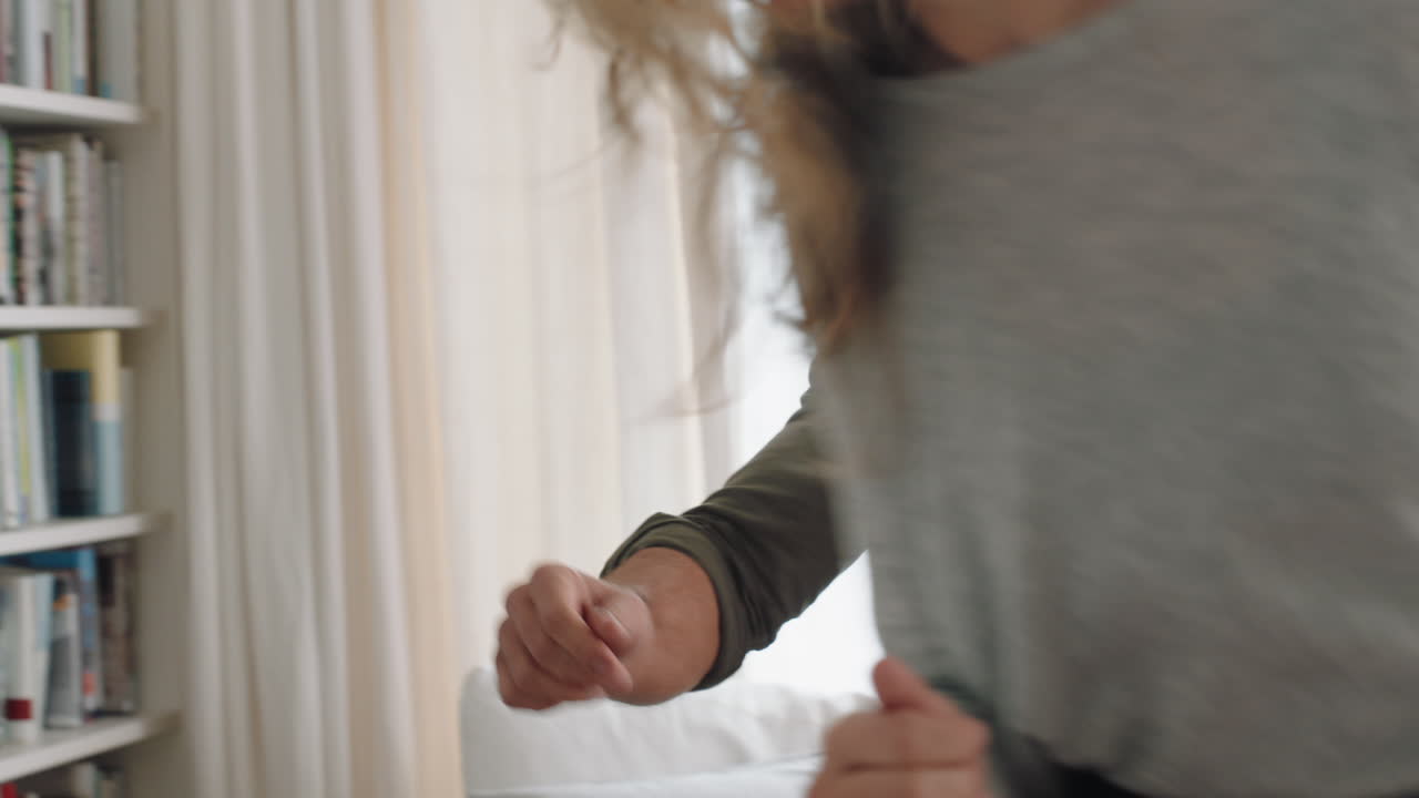 una pareja joven feliz bailando juntos en casa celebrando divirtiéndose el fin de semana sonriendo disfrutando de un baile divertido en la sala de estar celebrando una relación exitosa imágenes en 4k