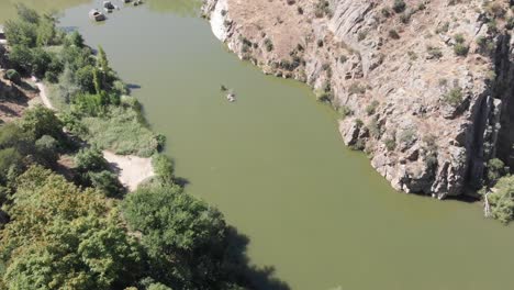 Amazing-green-valley-and-Tajo-River-with-green-water-in-Toledo,-Spain