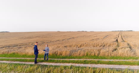 Junglandwirte-Diskutieren-Im-Maisfeld-Landwirtschaft-1