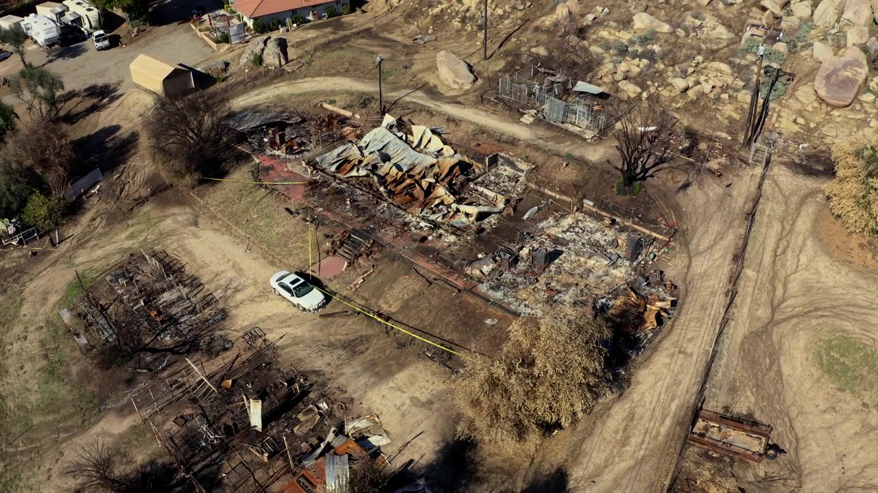 Vista drone di un luogo danneggiato da incendio boschivo a San Bernardino, California