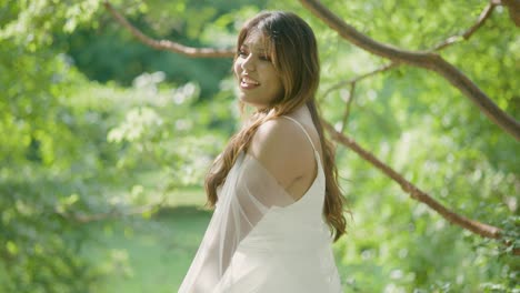 Hermosa-Novia-Con-Vestido-De-Novia-Blanco-Revelado,-Girando-Y-Girando-Con-Una-Bonita-Sonrisa