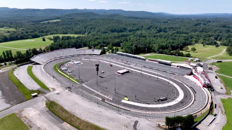 Schnelles-Einfahren-Auf-Dem-North-Wilkesboro-Speedway-Mit-Buschiger-Bergkulisse-Aus-Der-Luft-In-North-Wilkesboro,-North-Carolina,-North-Carolina