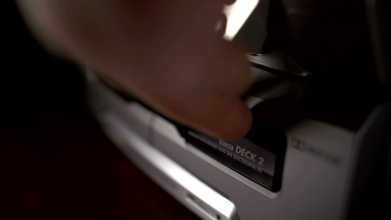 insertar el cassette de audio en la grabadora y sacar el cassette del reproductor de audio