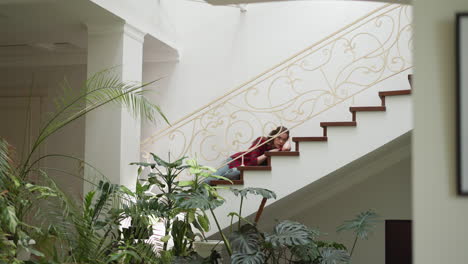 mujer expresa melancolía acostada en la escalera. dama con problemas de salud mental tiene convulsiones en casa. mujer rota necesita tratamiento psicológico