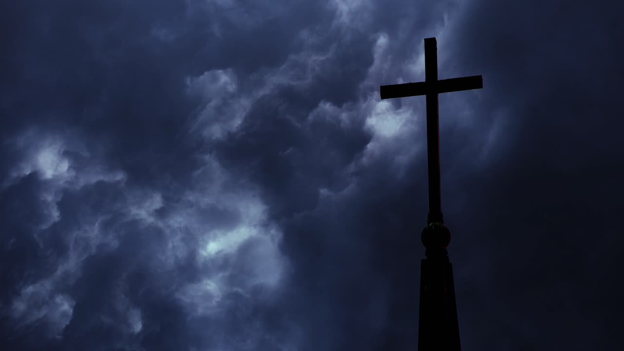 어두운 구름 배경에 교회 십자가