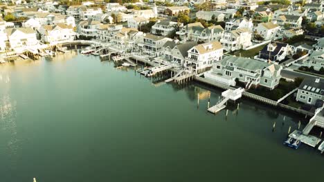 Inclinar-Hacia-Arriba-Ariel-Del-Puerto-Y-Bonitas-Casas-Portuarias-En-Puerto-De-Piedra,-Nueva-Jersey