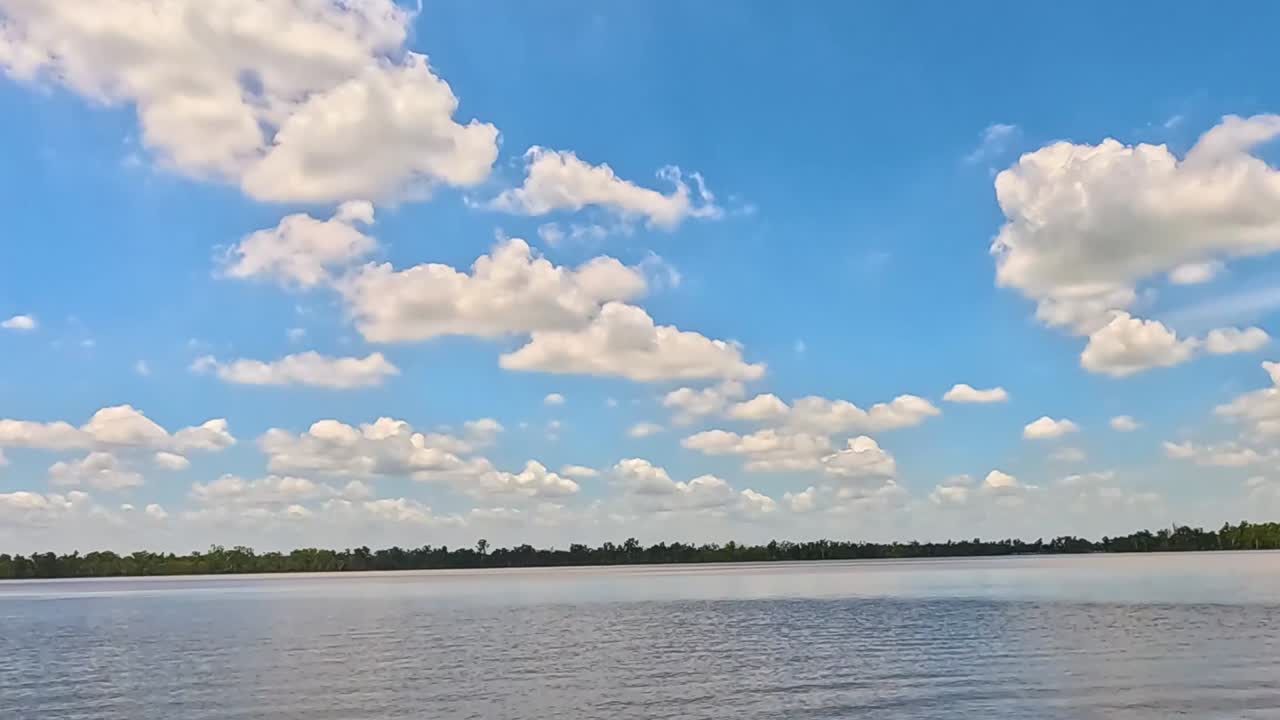 평온 한 여름 호수 위 에 구름 이 떠다니고 있다