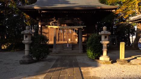 Entrada-En-Cámara-Lenta-Al-Santuario-Japonés-Típico-Al-Atardecer