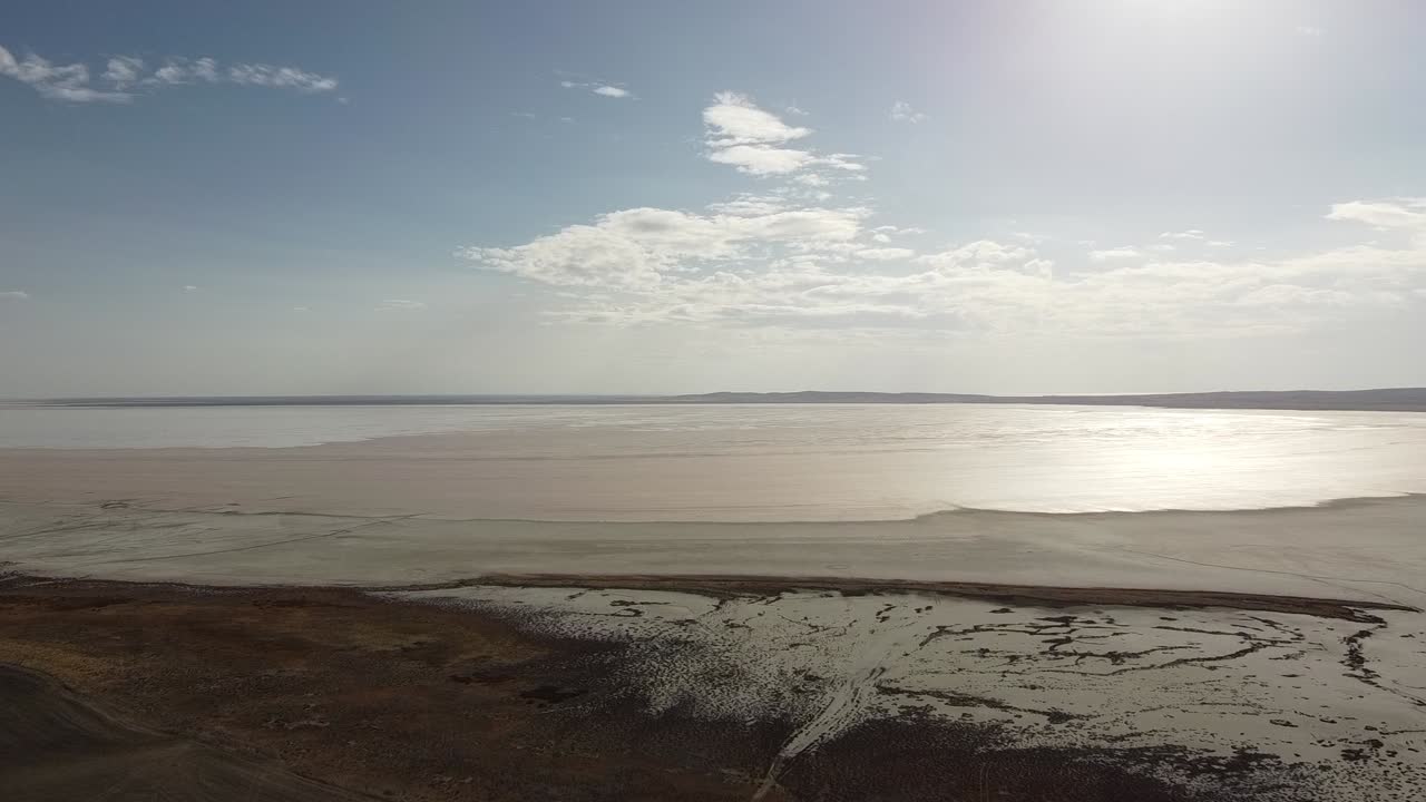 volando sobre el lago salado rosado en anatolia, turquía