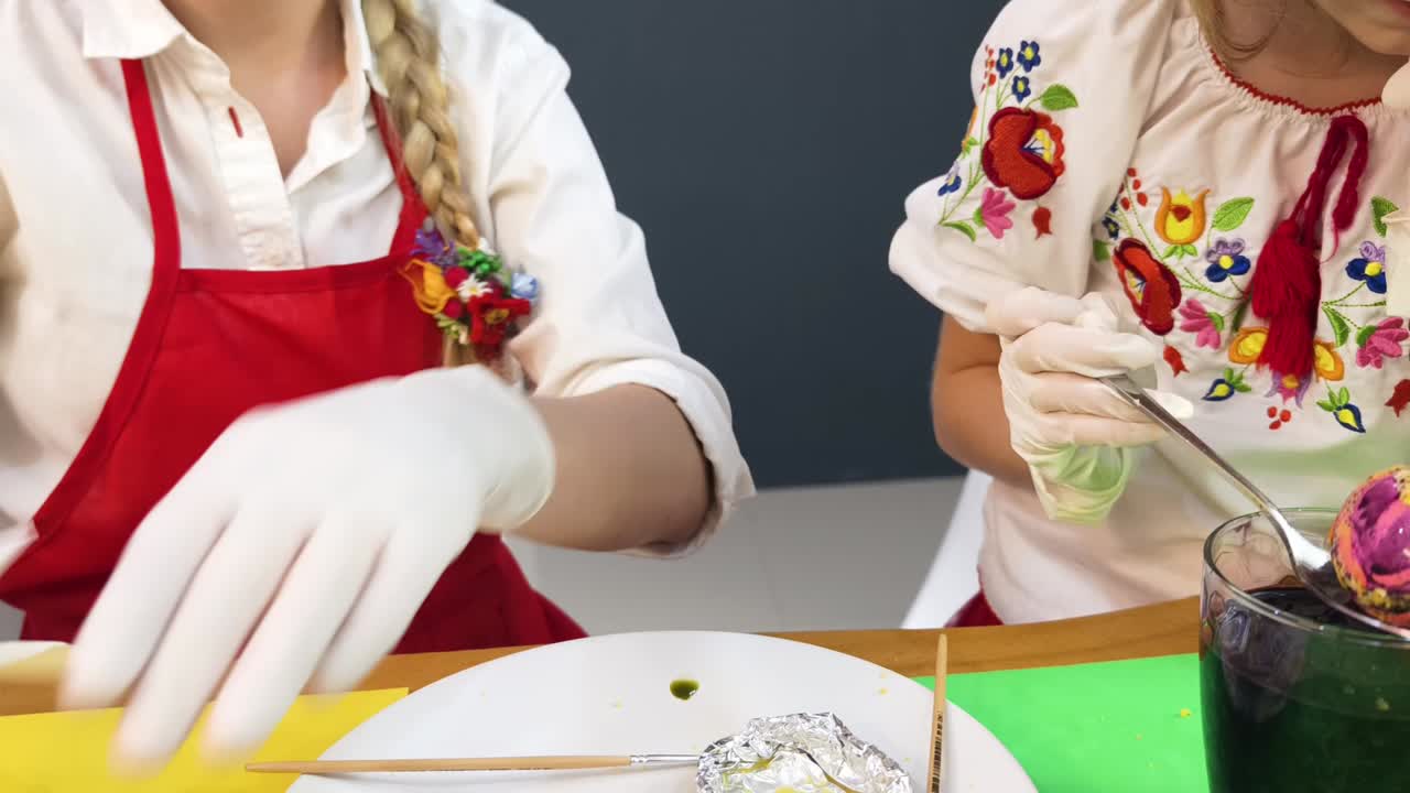 дети красят пасхальные яйца