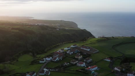 Imágenes-De-Drones-En-Aumento-De-La-Exuberante-Campiña-Verde-De-Una-Isla-Volcánica-Con-Océano-Y-Casas-En-La-Isla-De-Sao-Miguel-De-Las-Azores