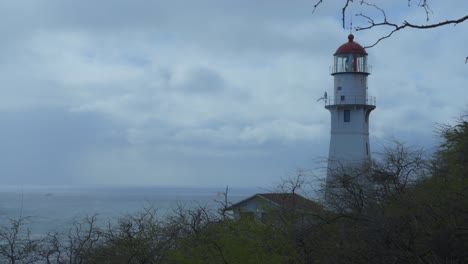 faro de cabeza de diamante en la costa de hawai con un cielo nublado en el fondo