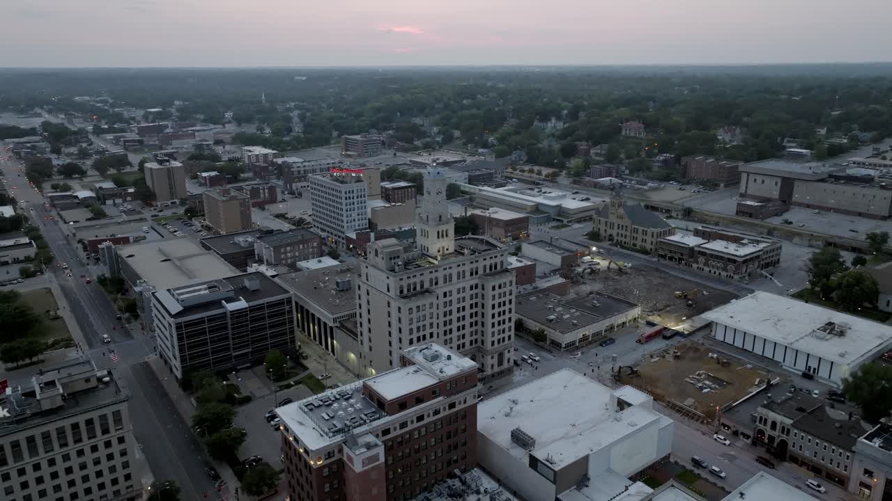 Centro di Davenport, Iowa, con video da drone in avvicinamento al crepuscolo.