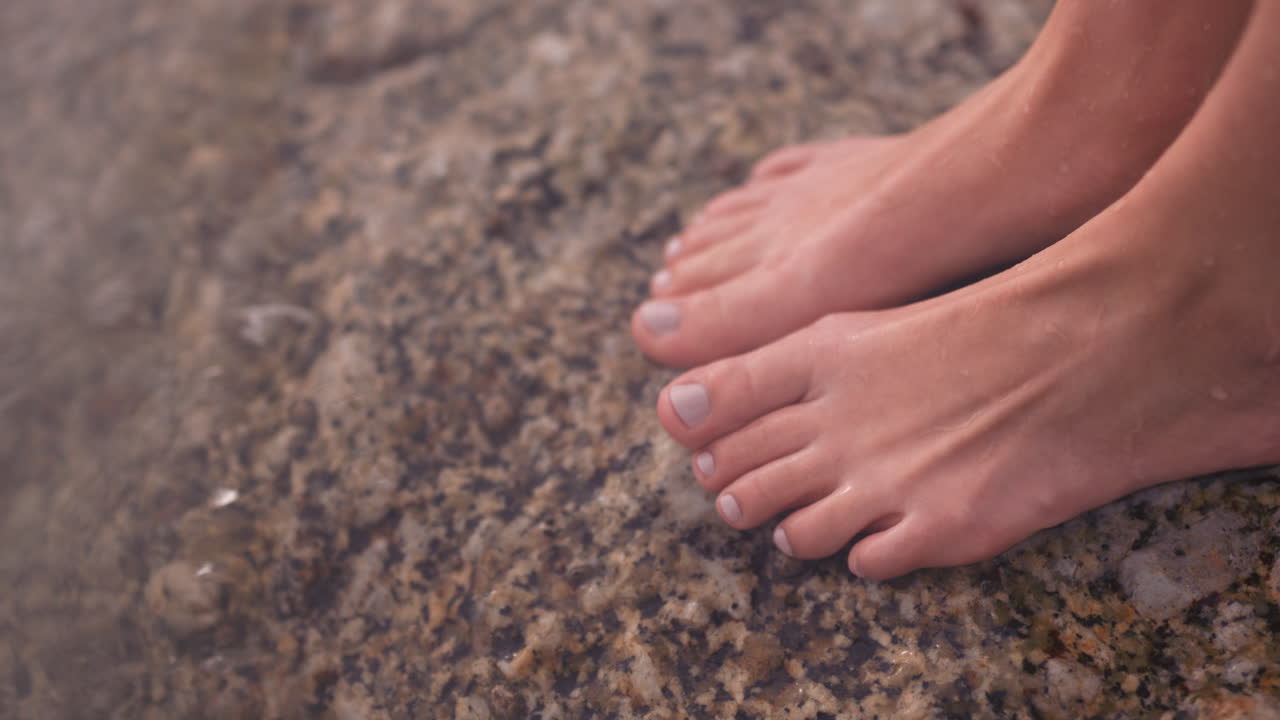 바다, 여름, 그리고 발 위의 파도