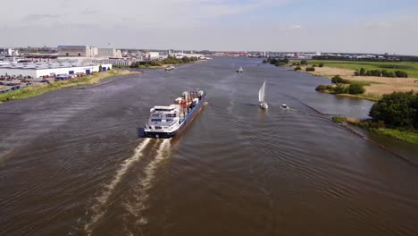 vista aérea de un buque de carga que transporta contenedores intermodales en el río oude maas en los países bajos