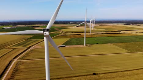 Vista-Aérea-De-Grandes-Molinos-De-Viento-En-El-Norte-De-Jutlandia,-Dinamarca.