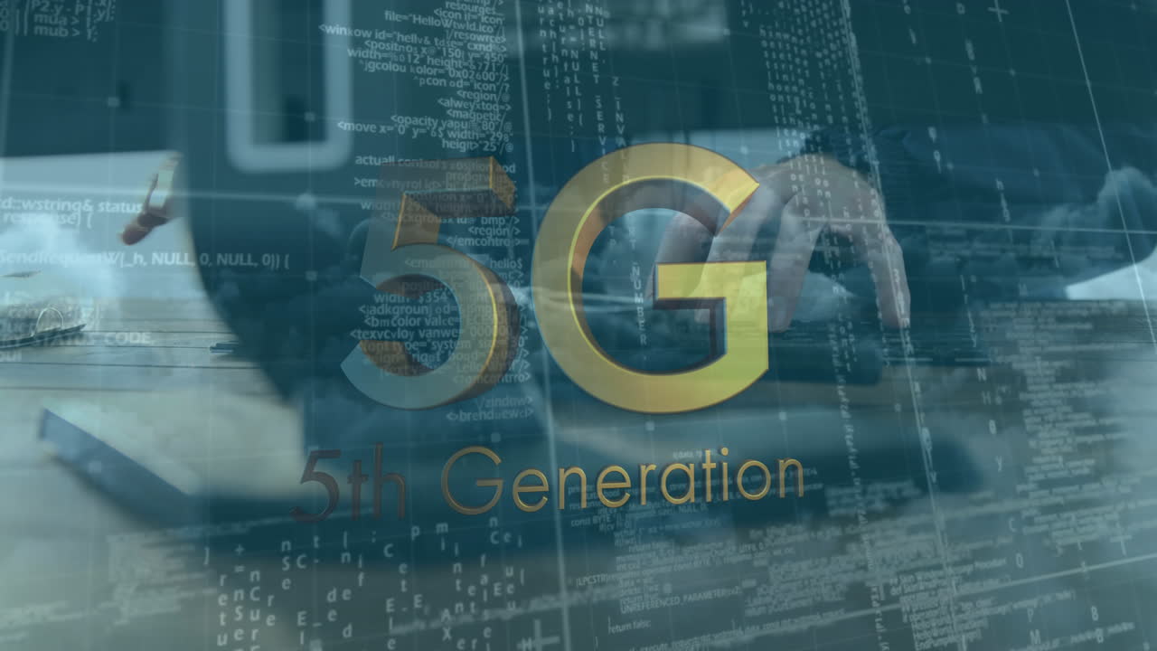 animación de 5g texto de quinta generación sobre procesamiento de datos y persona que usa computadora en segundo plano