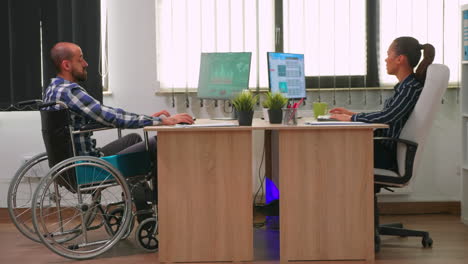 una mujer de negocios hablando con un colega paralizado.