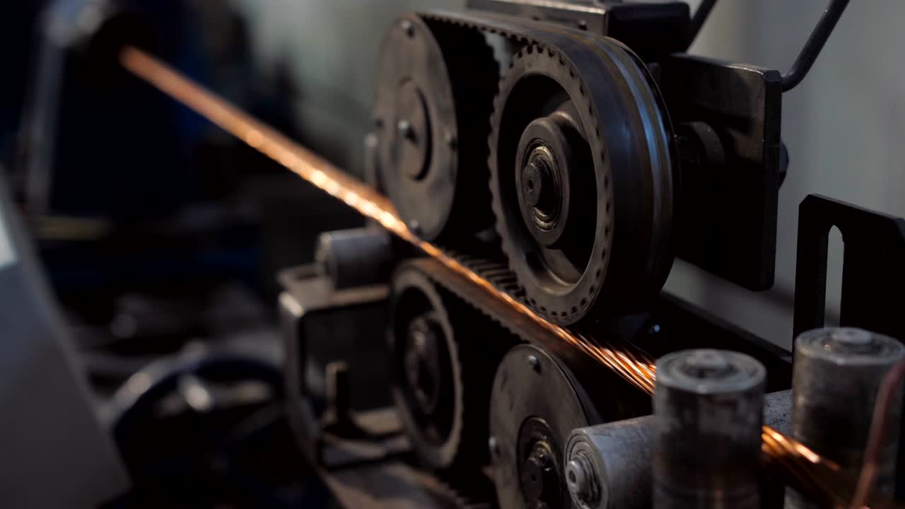 구리 와이어로 만든 전기 케이블의 제조 과정. 구리 와이어를 그린 클로스업 계획.