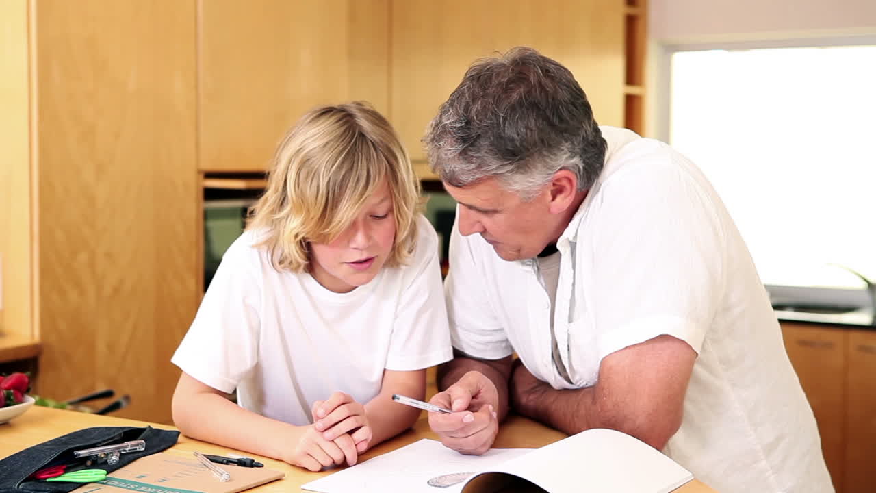 padre usando un protractor con su hijo