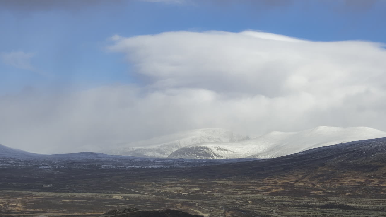 노르웨이의 dovrefjell 산맥에서 움직이는  구름과 함께 화려한 스노헤타 뷰 포인트의 타임 스