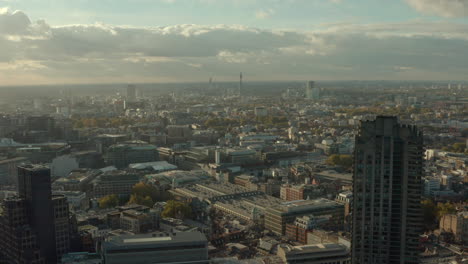 Establecimiento-De-Toma-Aérea-Sobre-Farringdon-En-El-Centro-De-Londres