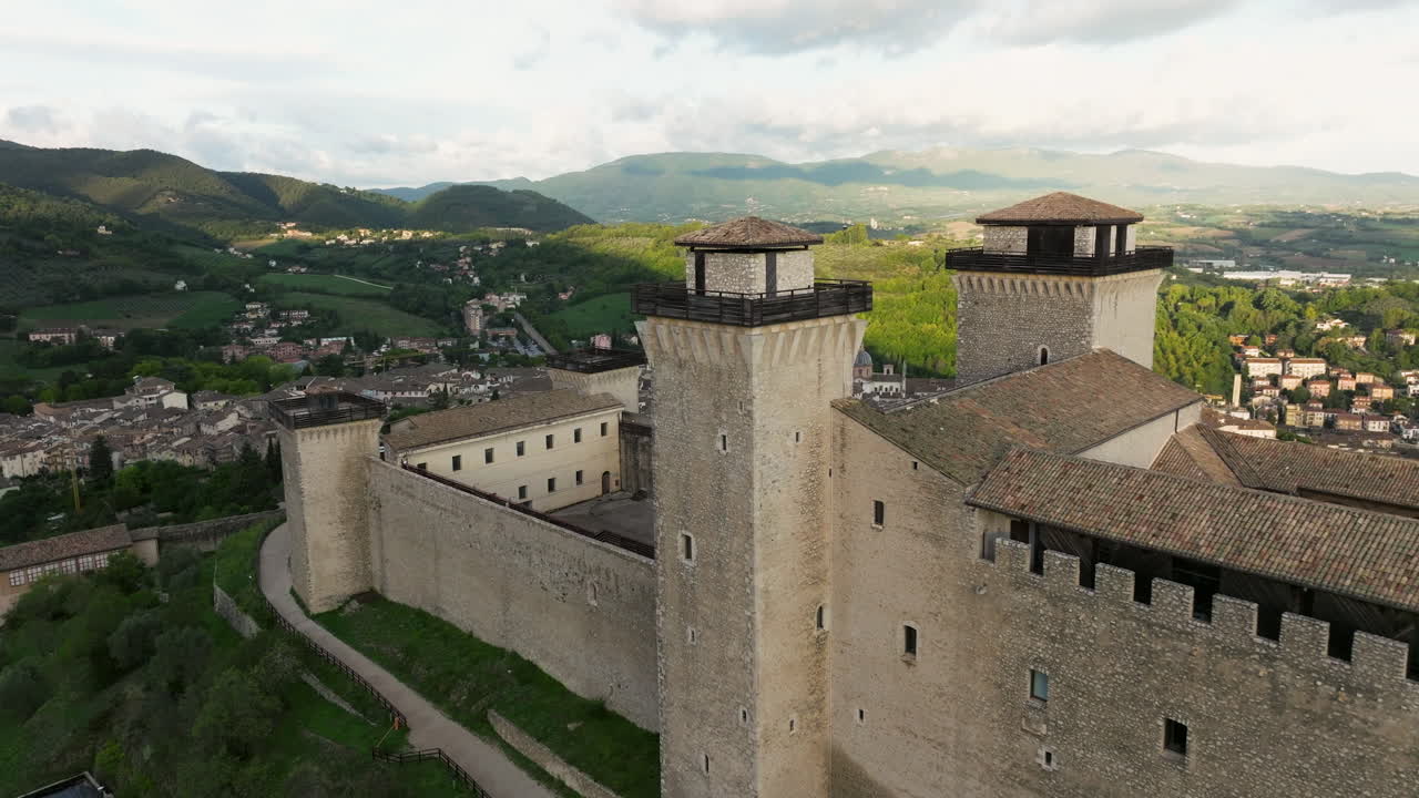 Sorvolo della Rocca di Spoleto con viste panoramiche della città a Spoleto, Umbria, Italia