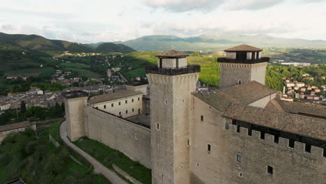 Volar-Sobre-La-Fortaleza-De-Spoleto-Con-Vistas-Panorámicas-De-La-Ciudad-En-Spoleto,-Umbria-Italia