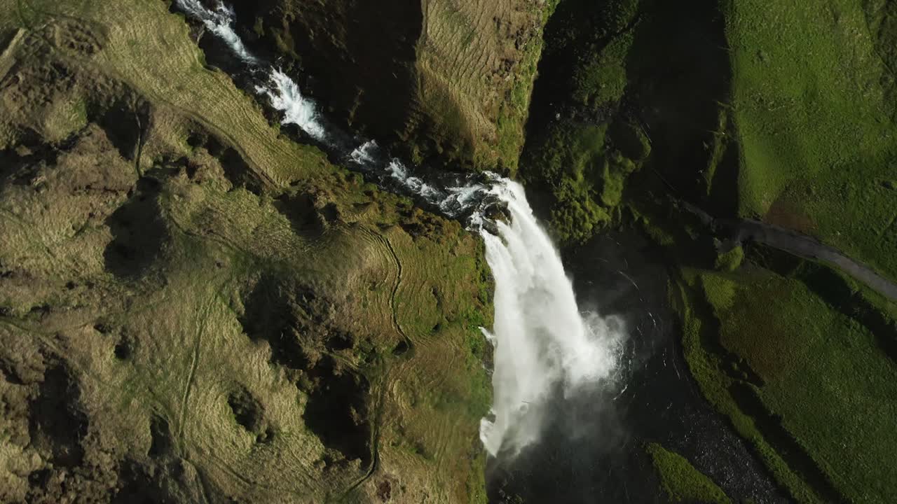 cascada de seljalandsfoss en el borde de las tierras altas de islandia, antena