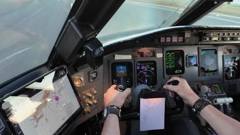 dentro de una cabina de un avión durante un despegue real
