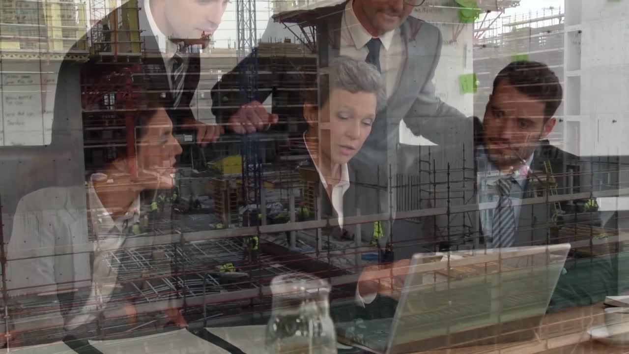 анимация городского пейзажа над разными деловыми людьми, разговаривающими