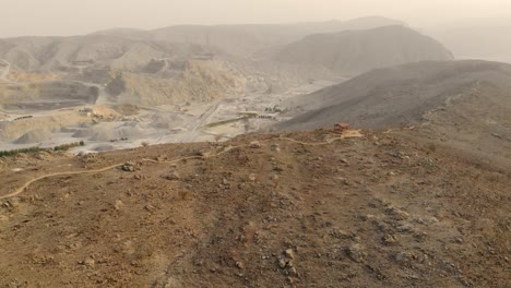 Ruta-De-Ciclismo-De-Montaña-Enduro-Con-Puesto-De-Control-De-Cabaña-De-Descanso-De-Madera-En-Al-Taween,-Fujairah,-Emiratos-árabes-Unidos