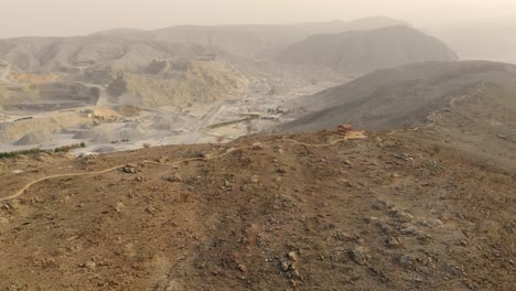 ruta de ciclismo de montaña enduro con puesto de control de cabaña de descanso de madera en al taween, fujairah, emiratos árabes unidos