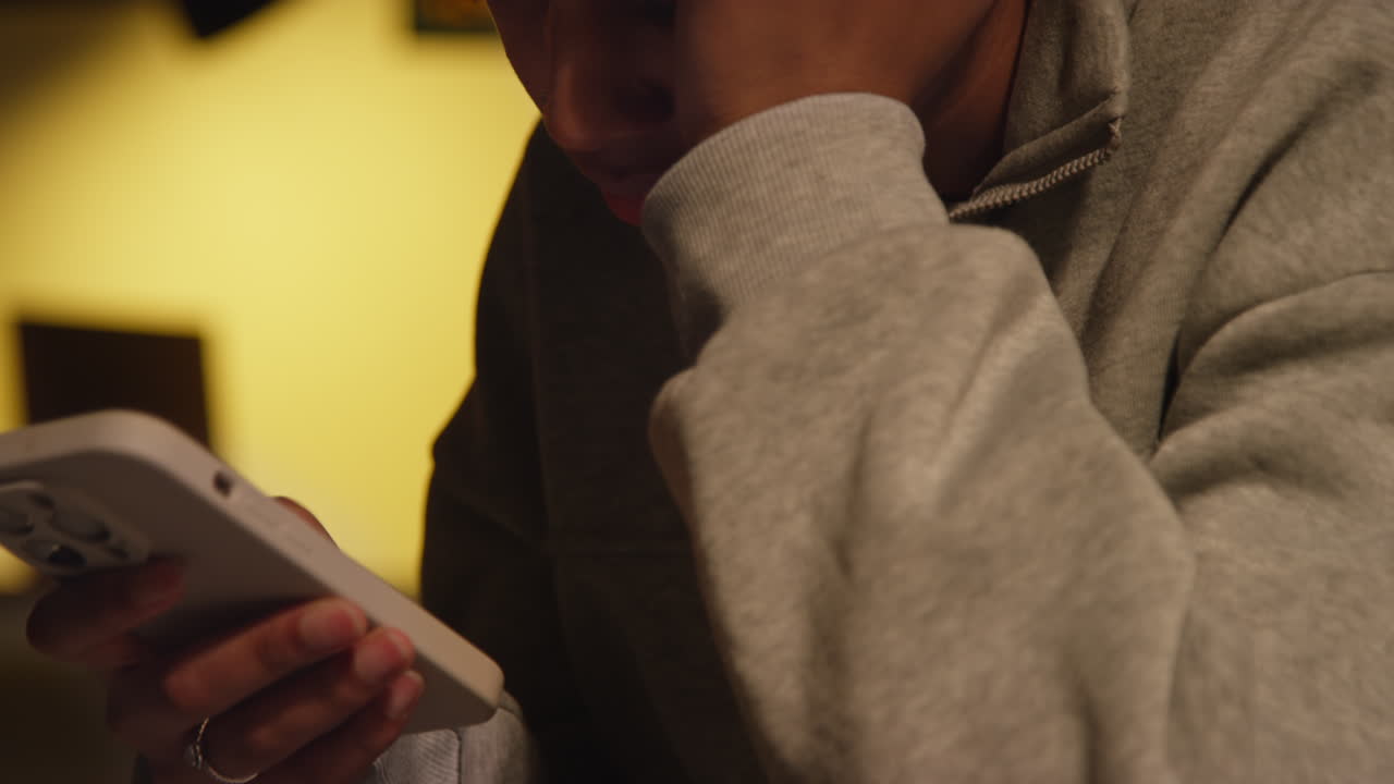 스마트폰을 사용하는 젊은이